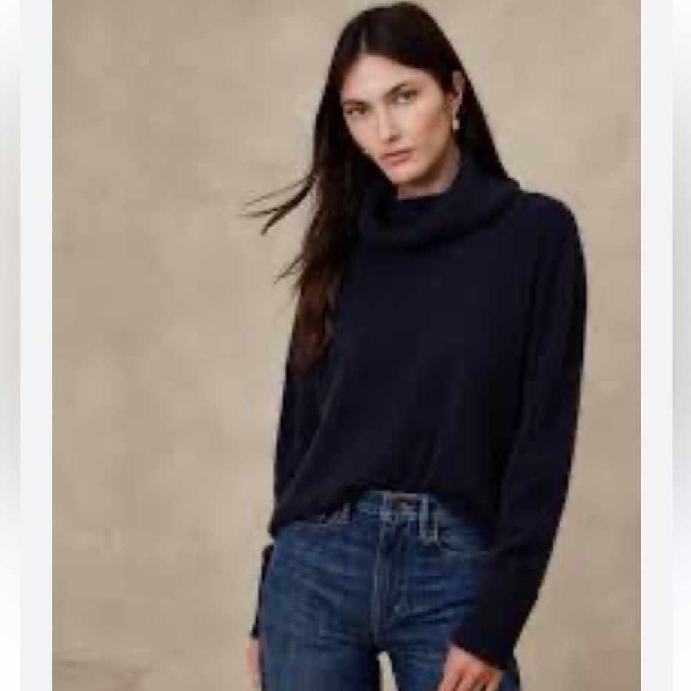 Banana Republic Astrid Boiled Cashmere Turtleneck Sweater Navy Size Medium EUC